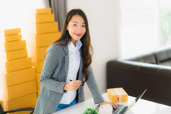 Portret Mooie Jonge Aziatische Zakenvrouw Werk Vanuit Huis Met Laptop — Stockfoto