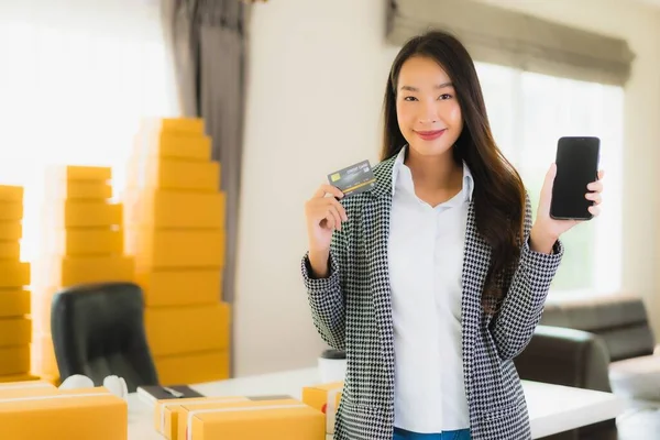 Portret Mooie Jonge Aziatische Vrouw Werk Vanuit Huis Met Creditcard — Stockfoto