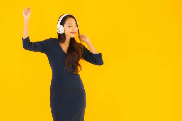 Porträt Schöne Junge Asiatische Frau Mit Kopfhörer Zum Musikhören Auf — Stockfoto