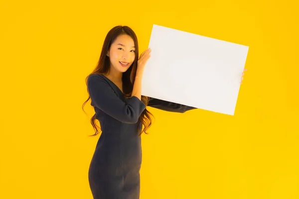 노란색외진 배경에 광고판 아름다운 아시아 여자의 초상화 — 스톡 사진