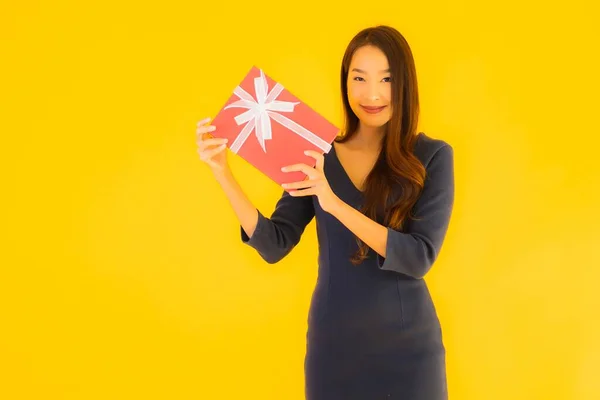 Portret Mooie Jonge Aziatische Vrouw Met Giftbox Geel Geïsoleerde Achtergrond — Stockfoto