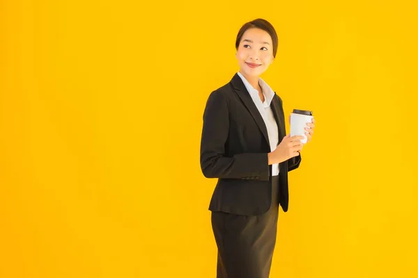 Porträt Schöne Junge Business Asiatin Mit Smartphone Und Kaffeetasse Auf — Stockfoto