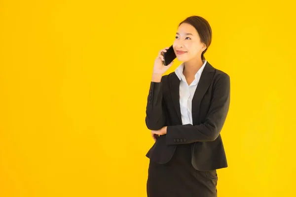 Retrato Bonito Jovem Negócios Mulher Asiática Com Telefone Celular Inteligente — Fotografia de Stock