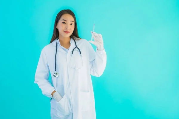 Retrato Hermosa Joven Asiática Médico Mujer Con Jeringa Inyección Azul —  Fotos de Stock