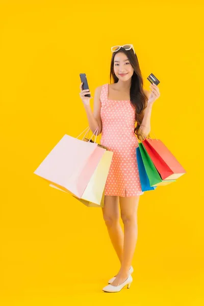 Porträtt Vacker Ung Asiatisk Kvinna Med Färgglada Shoppingväska Med Smart — Stockfoto