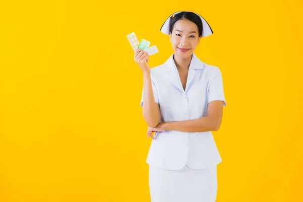 Porträt Schöne Junge Asiatische Frau Thailändische Krankenschwester Mit Pille Oder — Stockfoto