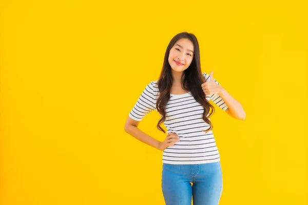 Porträtt Vacker Ung Asiatisk Kvinna Leende Glad Med Åtgärder Gul — Stockfoto