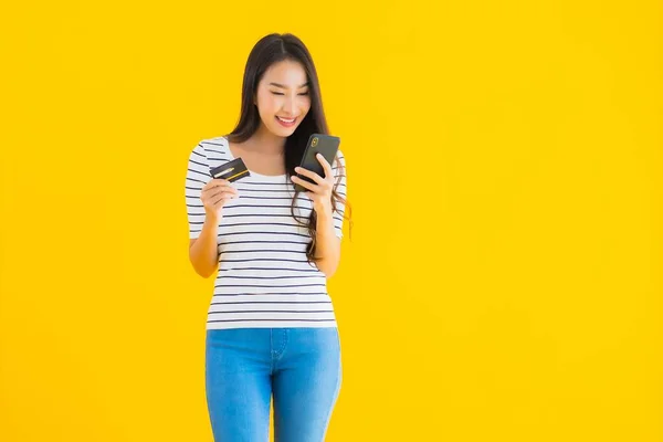 Porträtt Vacker Ung Asiatisk Kvinna Ler Gärna Använda Smart Mobiltelefon — Stockfoto