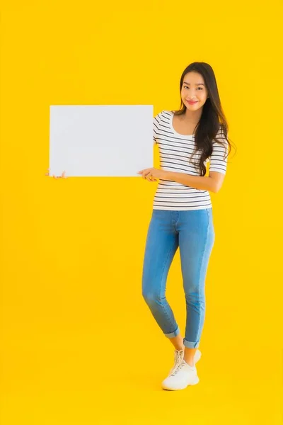 Retrato Hermosa Joven Asiática Mujer Mostrar Vacío Blanco Cartel Publicitario — Foto de Stock