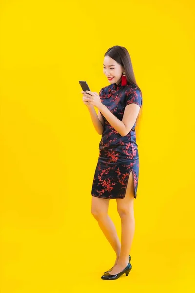 Porträtt Vackra Unga Asiatiska Kvinna Bära Kinesisk Klänning Använda Smart — Stockfoto