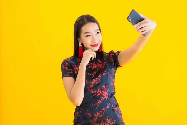 Portré Gyönyörű Fiatal Ázsiai Visel Kínai Ruha Használata Okos Mobiltelefon — Stock Fotó
