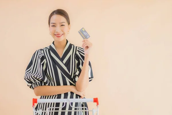 Alışveriş Arabası Olan Güzel Bir Asyalı Kadın Portresi — Stok fotoğraf