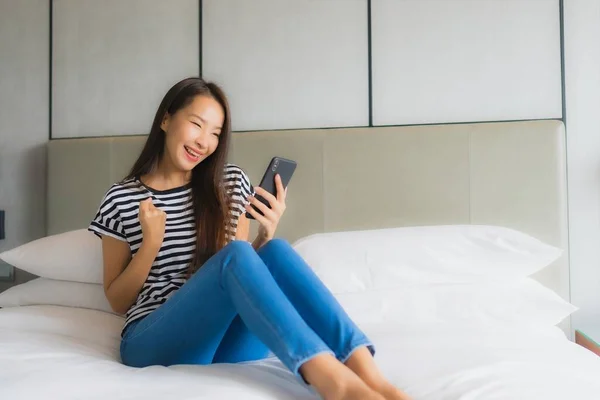 Portret Mooie Jonge Aziatische Vrouw Gebruik Slimme Mobiele Telefoon Slaapkamer — Stockfoto
