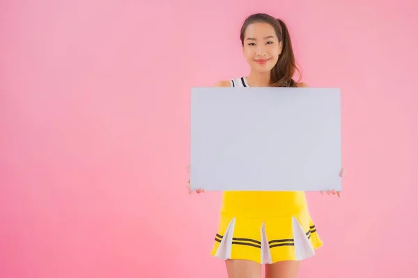 Портрет Красивая Молодая Азиатская Женщина Показывают Белый Пустой Рекламный Щит — стоковое фото