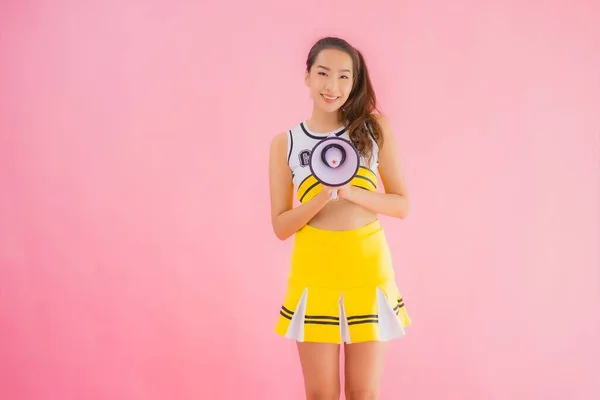 Porträtt Vacker Ung Asiatisk Kvinna Cheerleader Med Megafon Rosa Isolerad — Stockfoto