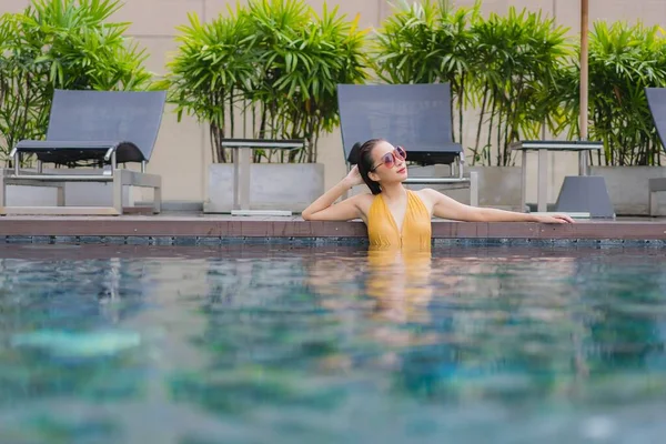 Güzel Bir Asyalı Kadın Portresi Otel Havuzunda Rahatça Yüzebiliyor — Stok fotoğraf