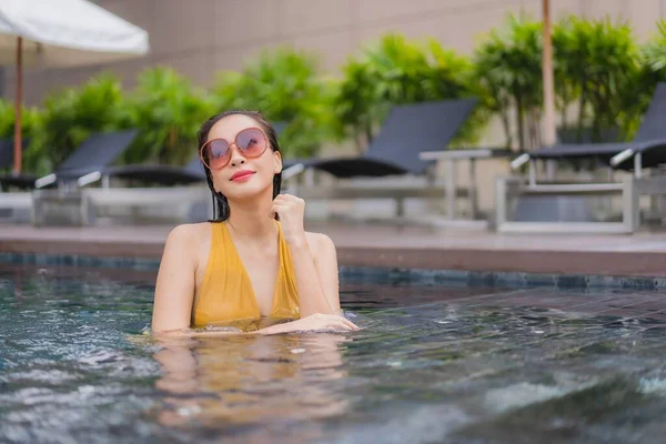 Portrait Belle Jeune Femme Asiatique Détendre Loisirs Autour Piscine Dans — Photo