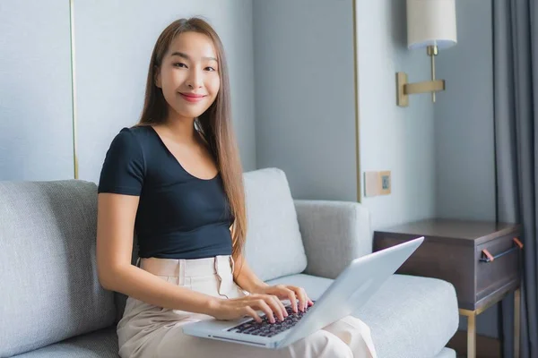 Portret Piękna Młoda Azjatycka Kobieta Używać Laptopa Kanapie Salonie — Zdjęcie stockowe