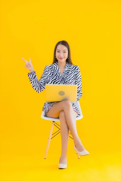 Porträt Schöne Junge Asiatische Frau Verwenden Laptop Computer Auf Gelbem — Stockfoto