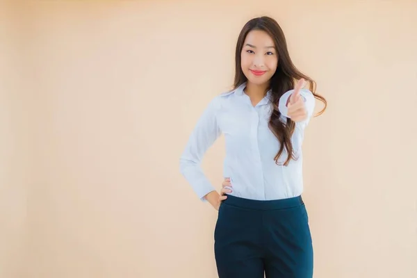 Portrait Belle Jeune Femme Affaires Asiatique Action Sur Fond Couleur — Photo