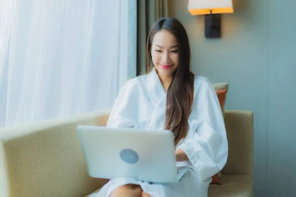 Porträt Schöne Junge Asiatische Frau Verwenden Computer Laptop Auf Sofa — Stockfoto