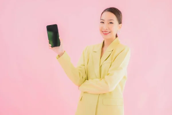 Portré Gyönyörű Fiatal Ázsiai Üzletasszony Használ Okos Mobiltelefon Csésze Színes — Stock Fotó