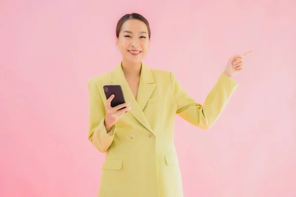 Porträt Schöne Junge Asiatische Geschäftsfrau Verwenden Smartphone Mit Kaffeetasse Auf — Stockfoto