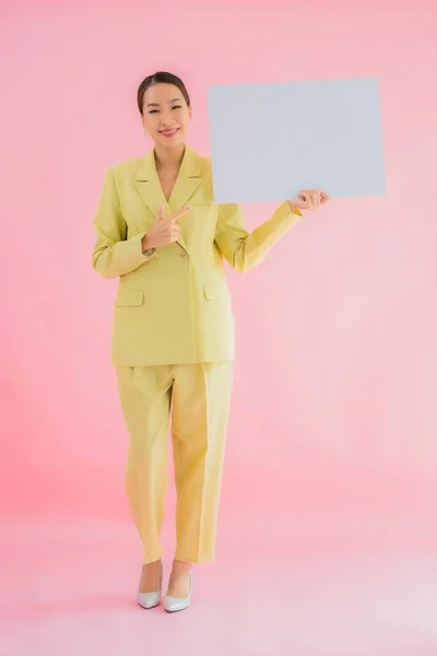 Porträt Schöne Junge Asiatische Geschäftsfrau Lächeln Mit Leeren Weißen Plakatkarte — Stockfoto