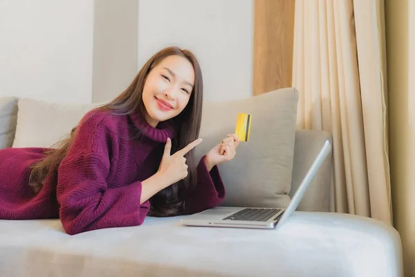 Portret Piękna Młoda Azjatycka Kobieta Używać Laptopa Komputerowego Kartą Kredytową — Zdjęcie stockowe