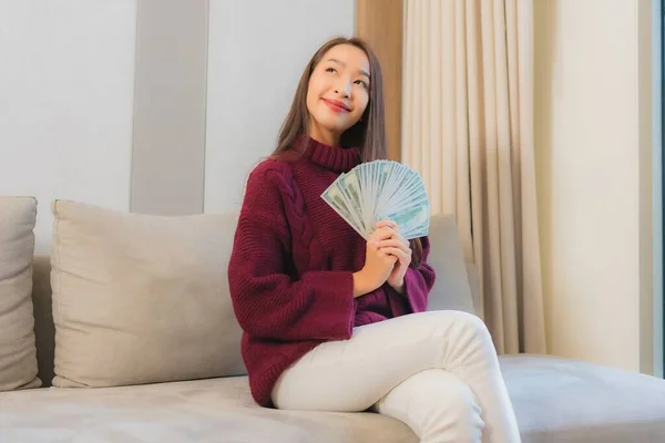 Portret Mooie Jonge Aziatische Vrouw Met Veel Geld Geld Bank — Stockfoto