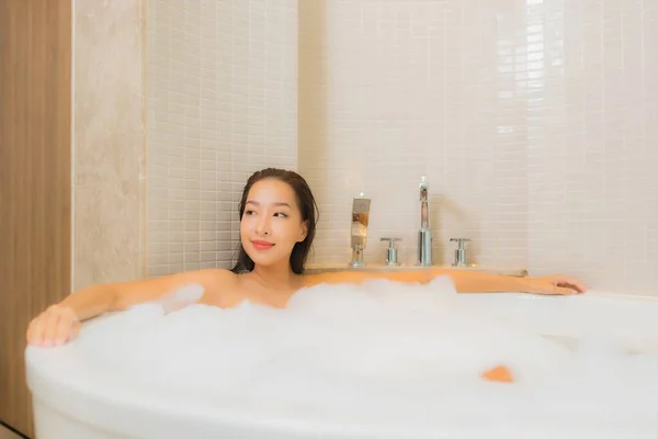 Portré Gyönyörű Fiatal Ázsiai Pihenjen Mosoly Fürdőkád Fürdőszoba Belső — Stock Fotó