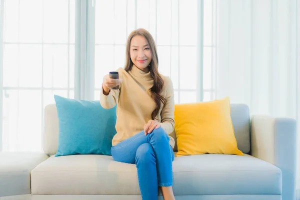 Porträt Schöne Junge Asiatische Frau Mit Remote Auf Dem Sofa — Stockfoto