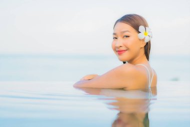 Güzel bir Asyalı kadın portresi. Rahat ol. Yüzme havuzu etrafında gülümse.