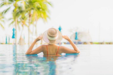 Güzel bir Asyalı kadın portresi. Rahatlayın. Dışarıda yüzme havuzunda rahatlayın.