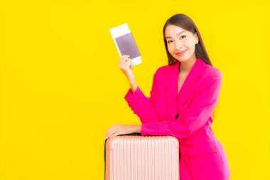 Yolculuk izni ve pasaportu olan güzel Asyalı kadın portresi.