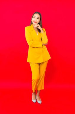 Portre güzel genç iş kadını Asyalı kadın kırmızı izole arka planda hareketli gülümseme