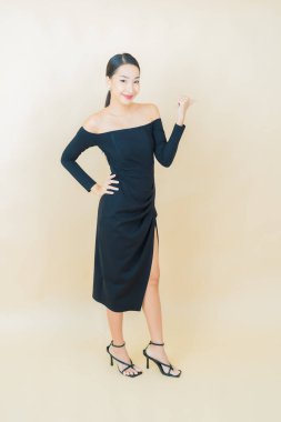 Portre güzel Asyalı kadın gülümsüyor. Renkli arka planda hareket var.