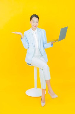 Asyalı güzel bir kadının portresi bilgisayarla izole edilmiş arka planda gülümsüyor.