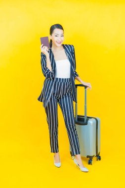 Çantalı ve pasaportlu güzel Asyalı kadın seyahate hazır.