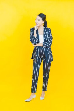 Portre güzel Asyalı kadın gülümsüyor. Renkli arka planda hareket var.