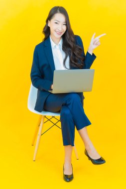 Asyalı güzel bir kadının portresi bilgisayarla izole edilmiş arka planda gülümsüyor.