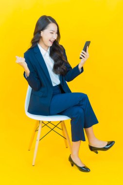 Portre güzel Asyalı kadın gülümsüyor. Renkli arka planda hareket var.