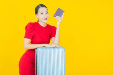 Çantalı ve pasaportlu güzel Asyalı kadın seyahate hazır.