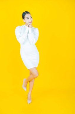 Portre güzel Asyalı kadın gülümsüyor. Renkli arka planda hareket var.