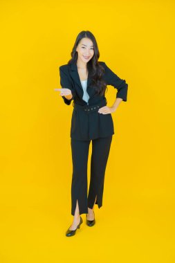 Portre güzel Asyalı kadın gülümsüyor. Renkli arka planda hareket var.