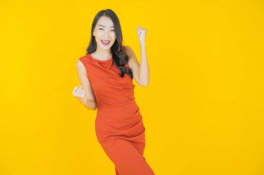 Portre güzel Asyalı kadın gülümsüyor. Renkli arka planda hareket var.