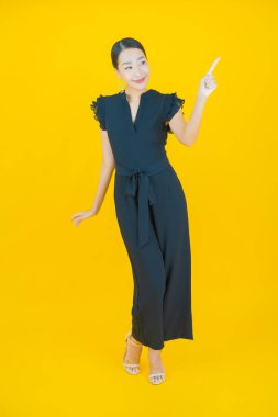 Portre güzel Asyalı kadın gülümsüyor. Renkli arka planda hareket var.