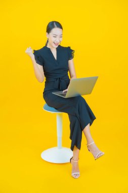 Asyalı güzel bir kadının portresi bilgisayarla izole edilmiş arka planda gülümsüyor.