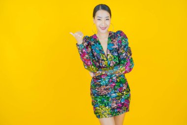 Portre güzel Asyalı kadın gülümsüyor. Renkli arka planda hareket var.