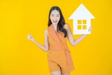 Ev ya da kağıt tabelalı güzel Asyalı kadın portresi